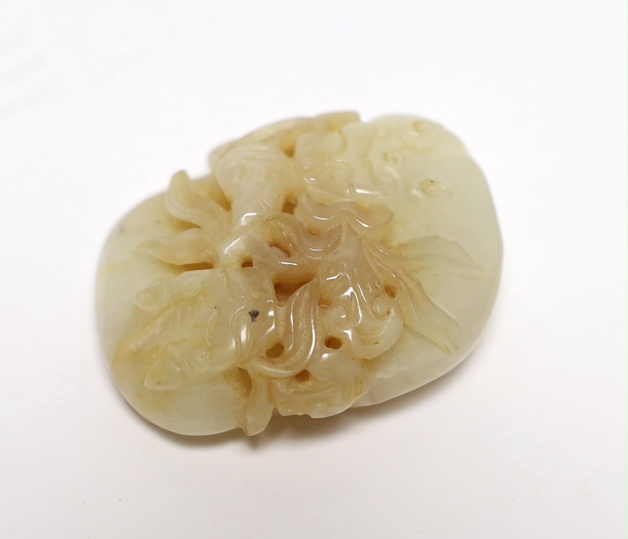 A Chinese White and russet jade carving of two cats, Qing dynasty, 4.5cm wide